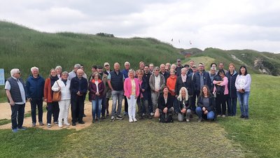 Gruppenbild von rund 40 Personen vor dem Fort Douaumont in Verdun