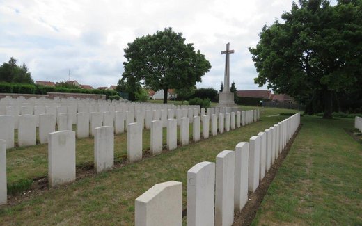 Ansicht der Kriegsgräberstätte Athies