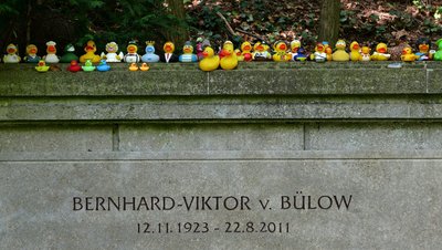 Das Grab von Loriot auf dem Waldfriedhof Heerstraße (Ausschnitt)