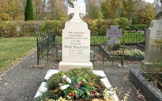 Ansicht der Kriegsgräberstätte Bilshausen, Ev.- luth. Friedhof