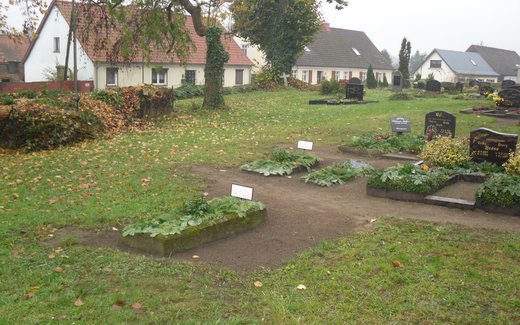 Ansicht der Kriegsgräberstätte Gandenitz, Friedhof Dorfmitte