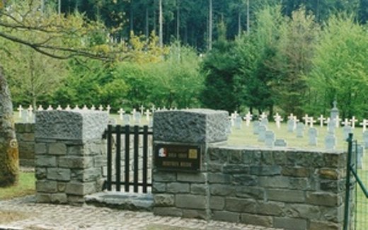 Ansicht der Kriegsgräberstätte Bertrix-Heide